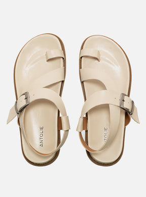 Sandália Papete em Couro Off White com Fivela e Dedeira