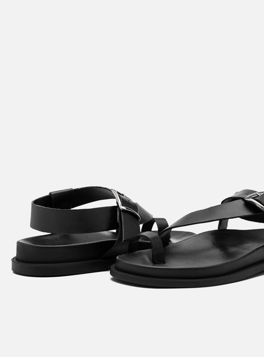 Sandália Papete em Couro Preta com Fivela e Dedeira