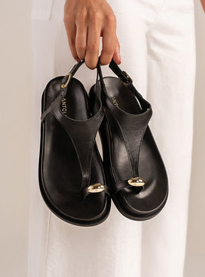 Sandália Papete em Couro Preta Dedeira Metal