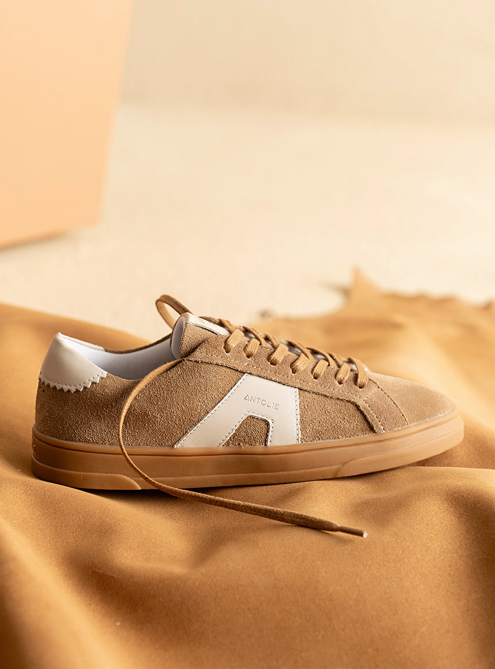 Tênis em Couro Camurça Caramelo Icon