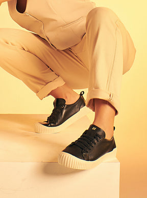 Tênis em Couro com Cadarço Olivia Preto