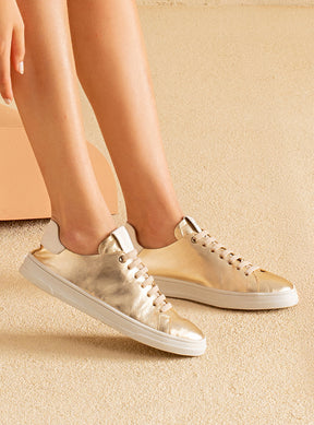 Tênis em Couro Dourado Elástico Basics