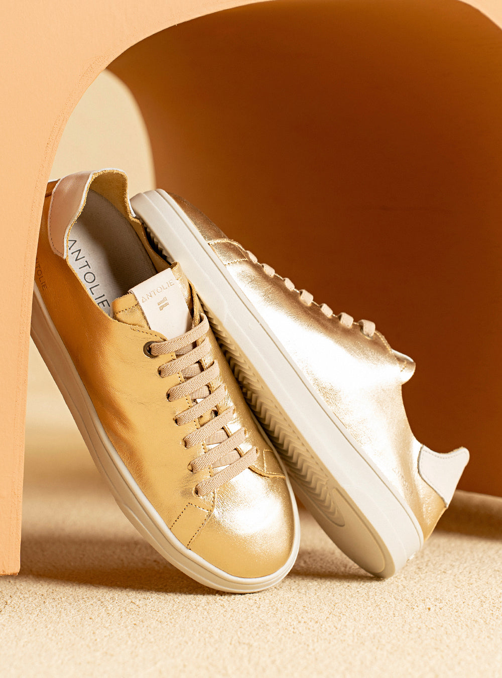 Tênis em Couro Dourado Elástico Basics