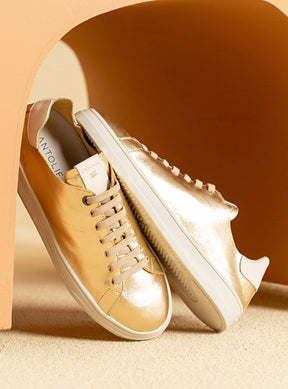 Tênis em Couro Dourado Elástico Basics