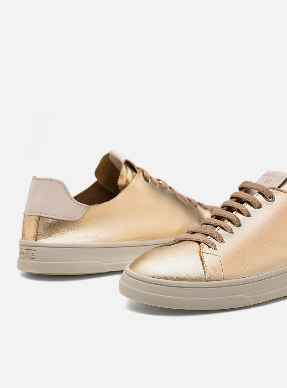 Tênis em Couro Dourado Elástico Basics