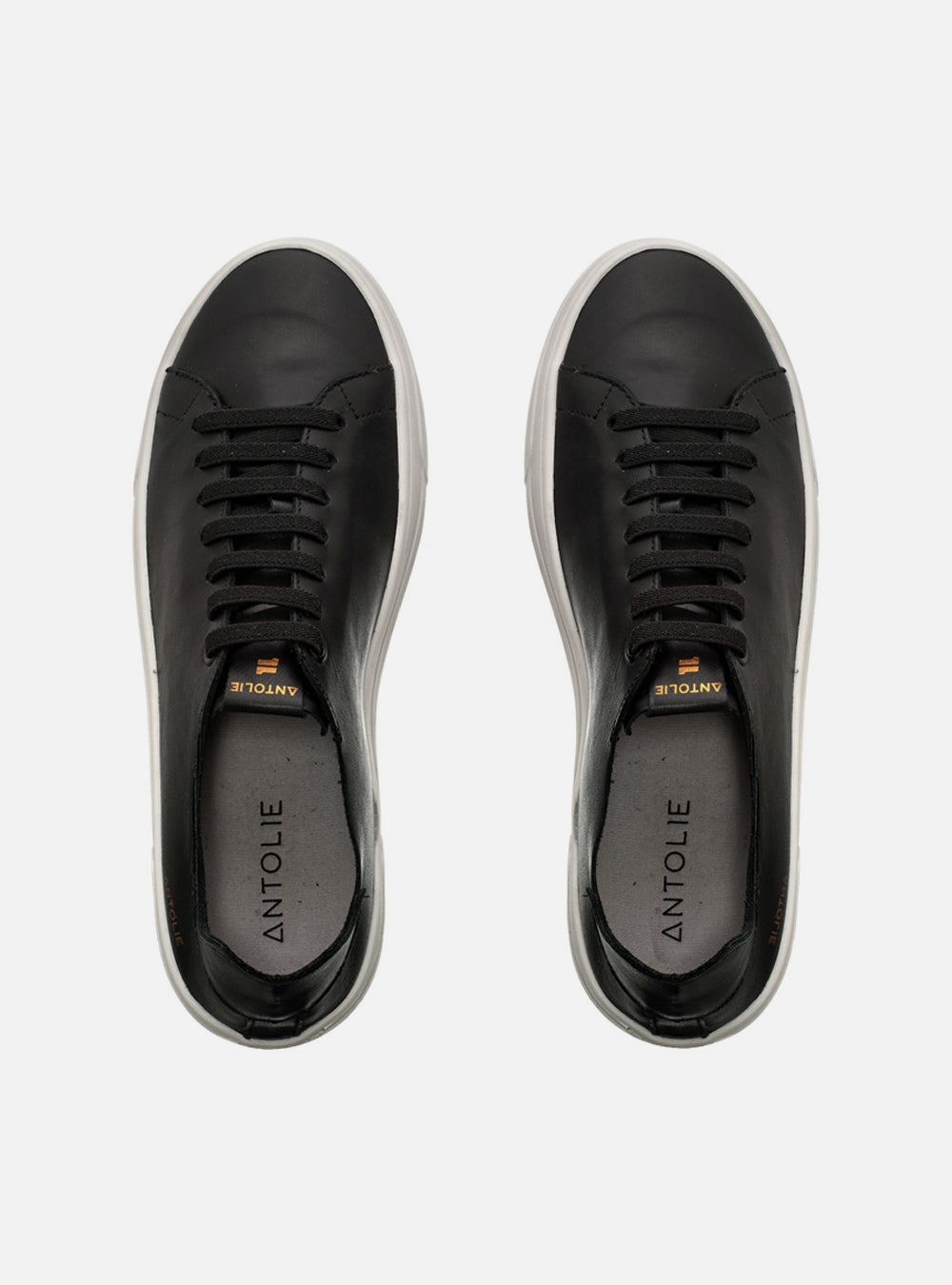 Tênis em Couro Preto Elástico Basics