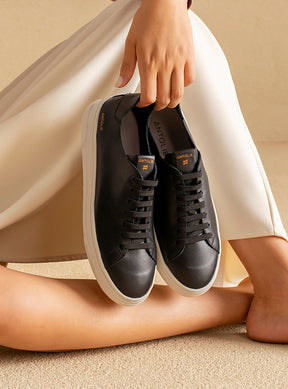 Tênis em Couro Preto Elástico Basics