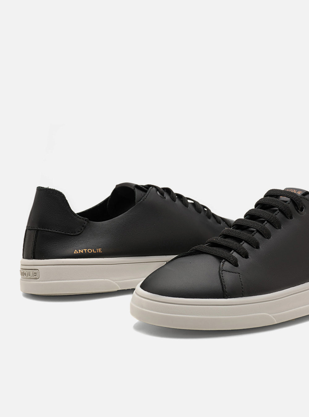 Tênis em Couro Preto Elástico Basics