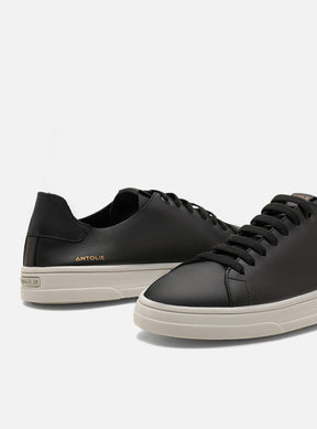 Tênis em Couro Preto Elástico Basics