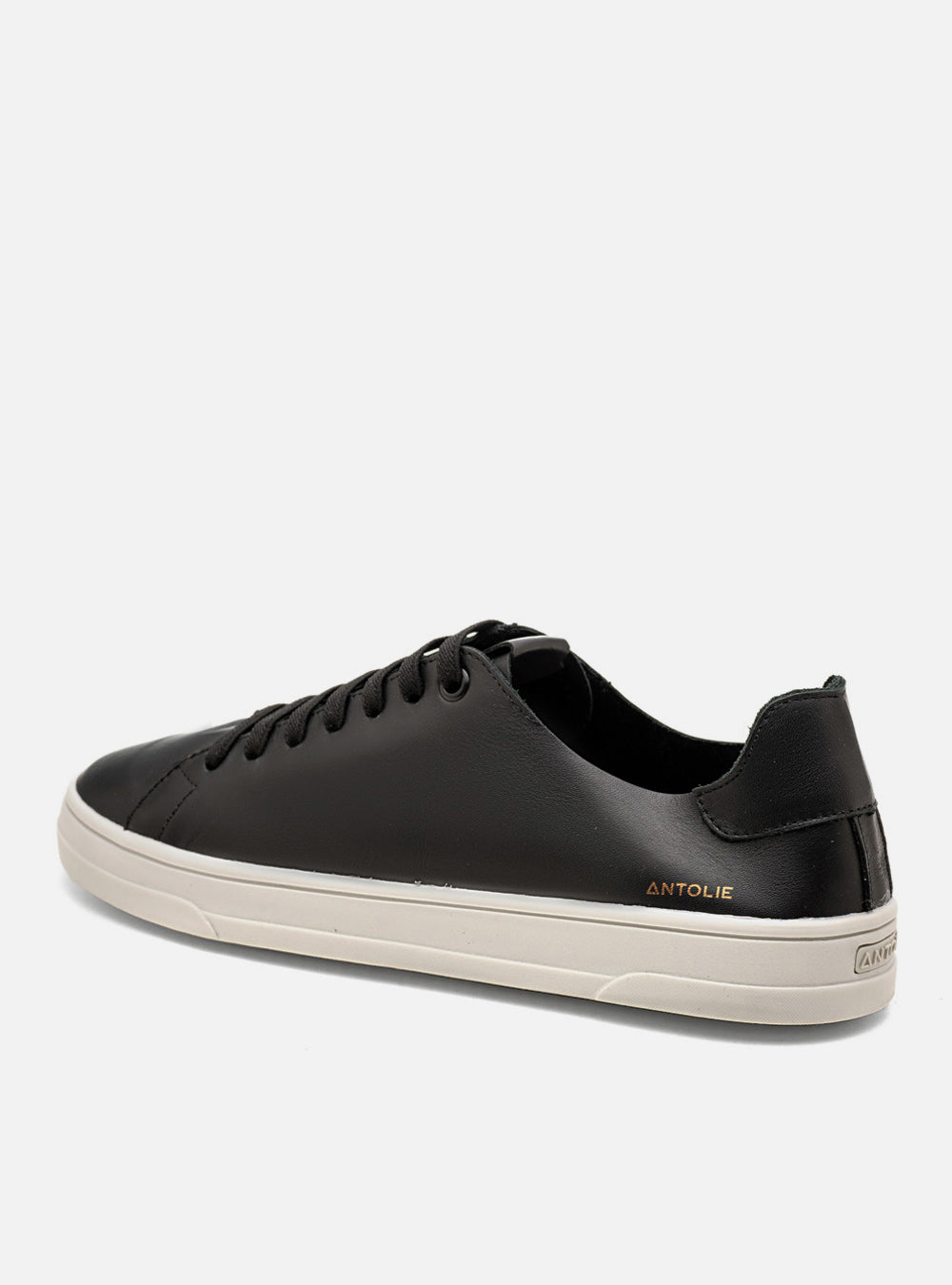 Tênis em Couro Preto Elástico Basics