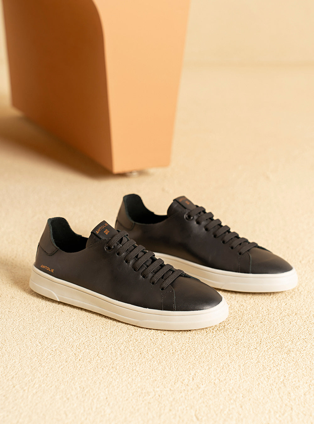 Tênis em Couro Preto Elástico Basics