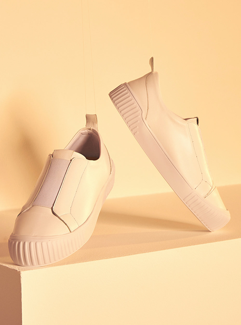 Tênis em Couro Slip On Olivia Branco