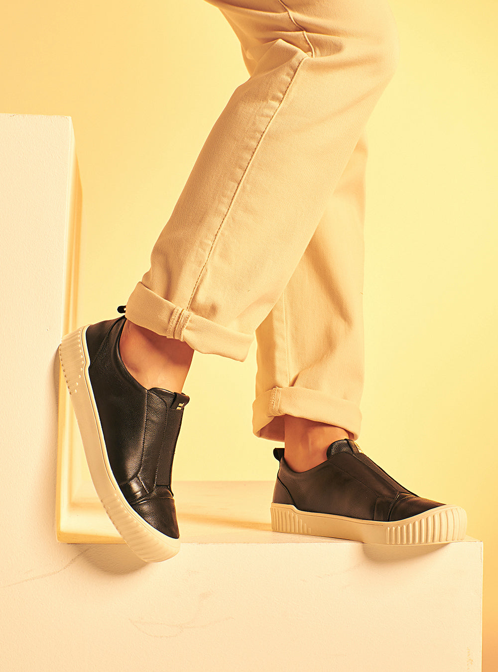 Tênis em Couro Slip On Olivia Preto