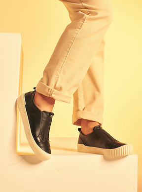 Tênis em Couro Slip On Olivia Preto